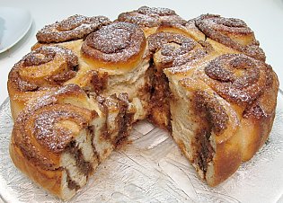 Haselnuss- Rosenkuchen