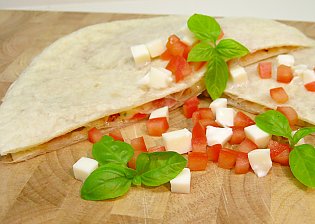 Piadina con pomodori e mozzarella