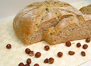 Roggenmischbrot mit Nüssen