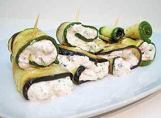 Gefüllte Auberginen- und Zucchini- Röllchen